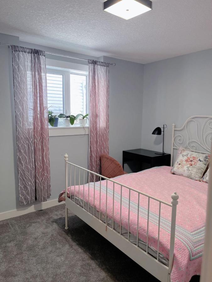 Elegant Garden Suite&2Mins Bus Station Close Lrt& Free Parking YYC Dış mekan fotoğraf