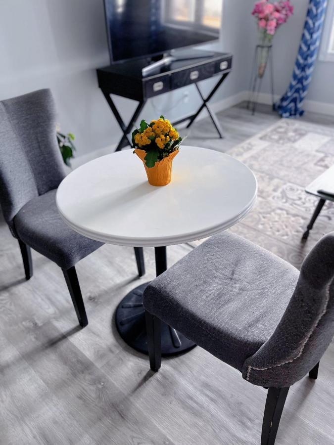 Elegant Garden Suite&2Mins Bus Station Close Lrt& Free Parking YYC Dış mekan fotoğraf