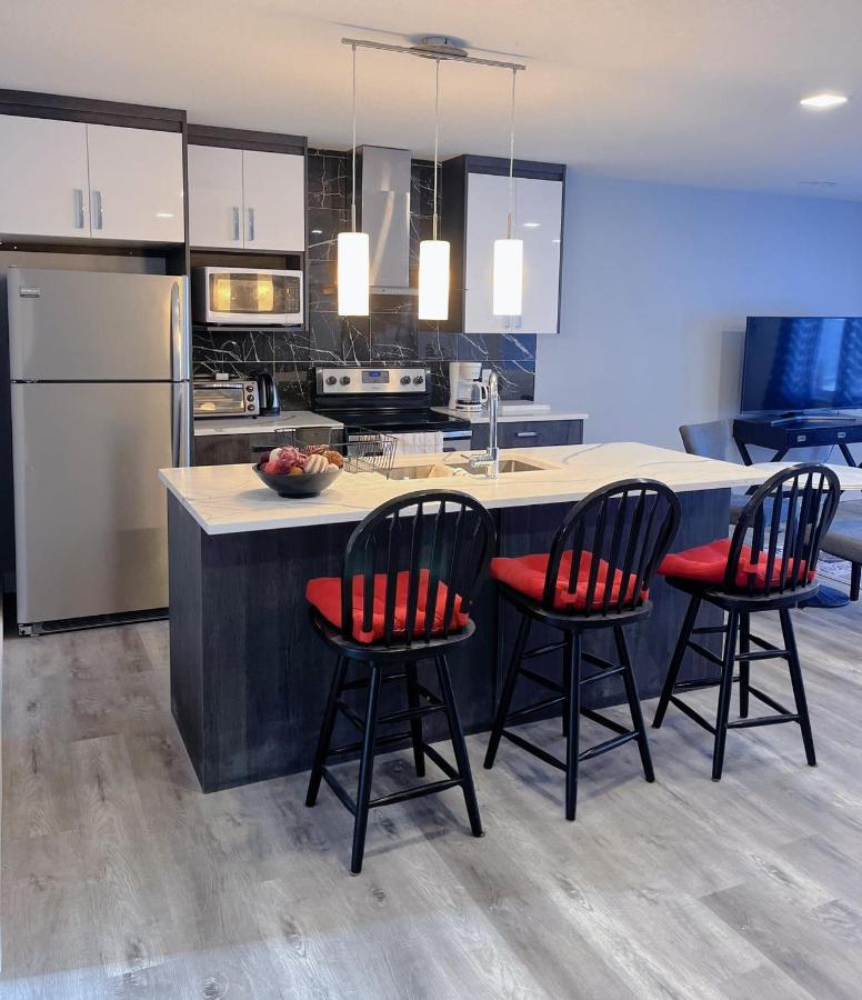 Elegant Garden Suite&2Mins Bus Station Close Lrt& Free Parking YYC Dış mekan fotoğraf