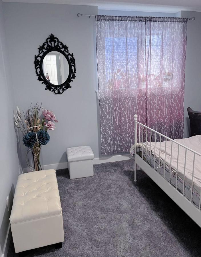 Elegant Garden Suite&2Mins Bus Station Close Lrt& Free Parking YYC Dış mekan fotoğraf