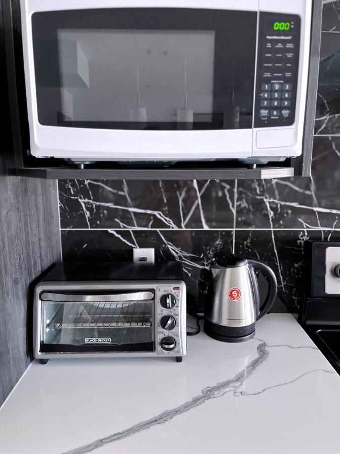 Elegant Garden Suite&2Mins Bus Station Close Lrt& Free Parking YYC Dış mekan fotoğraf