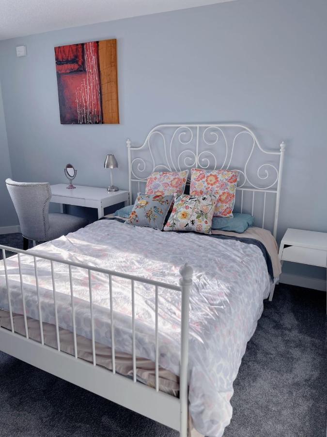 Elegant Garden Suite&2Mins Bus Station Close Lrt& Free Parking YYC Dış mekan fotoğraf