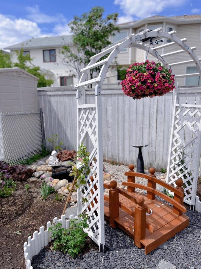 Elegant Garden Suite&2Mins Bus Station Close Lrt& Free Parking YYC Dış mekan fotoğraf